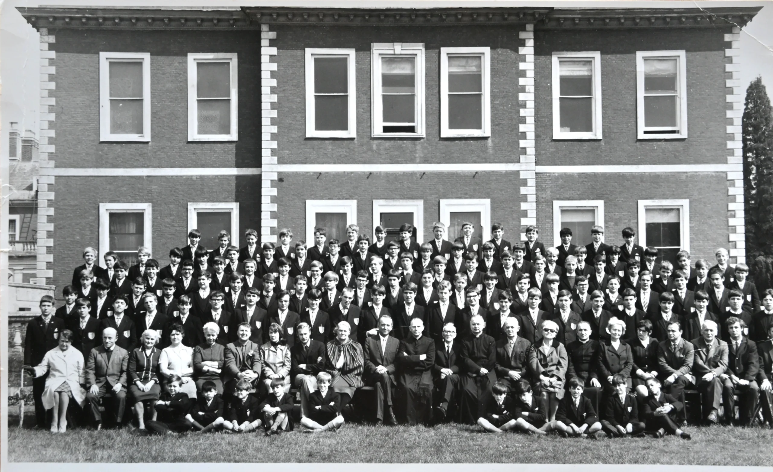 Zdjęcie ze zbiorów Muzeum im. ks. Józefa Jarzębowskiego w Licheniu przedstawiające uczniów Kolegium Miłosierdzia Bożego w Fawley Cort w Anglii.