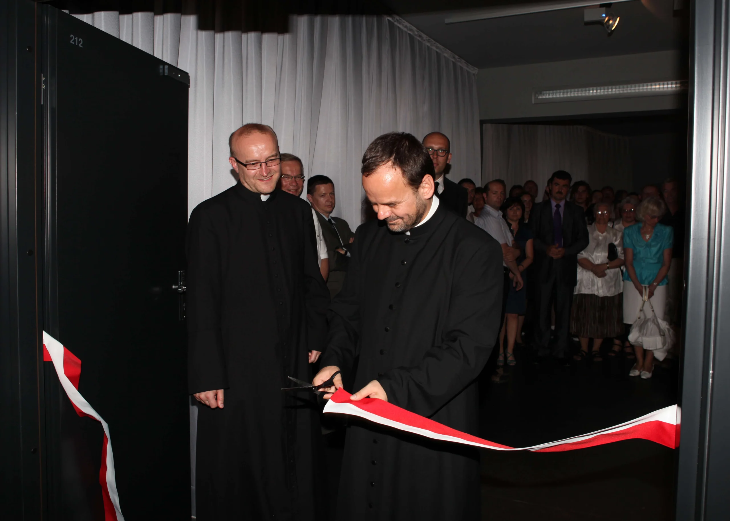 Przecięcie wstęgi przez prowincjała Zgromadzenia Księży Marianów podczas otwarcia w Licheniu Muzeum im. ks. Józefa Jarzębowskiego. 2010 r.