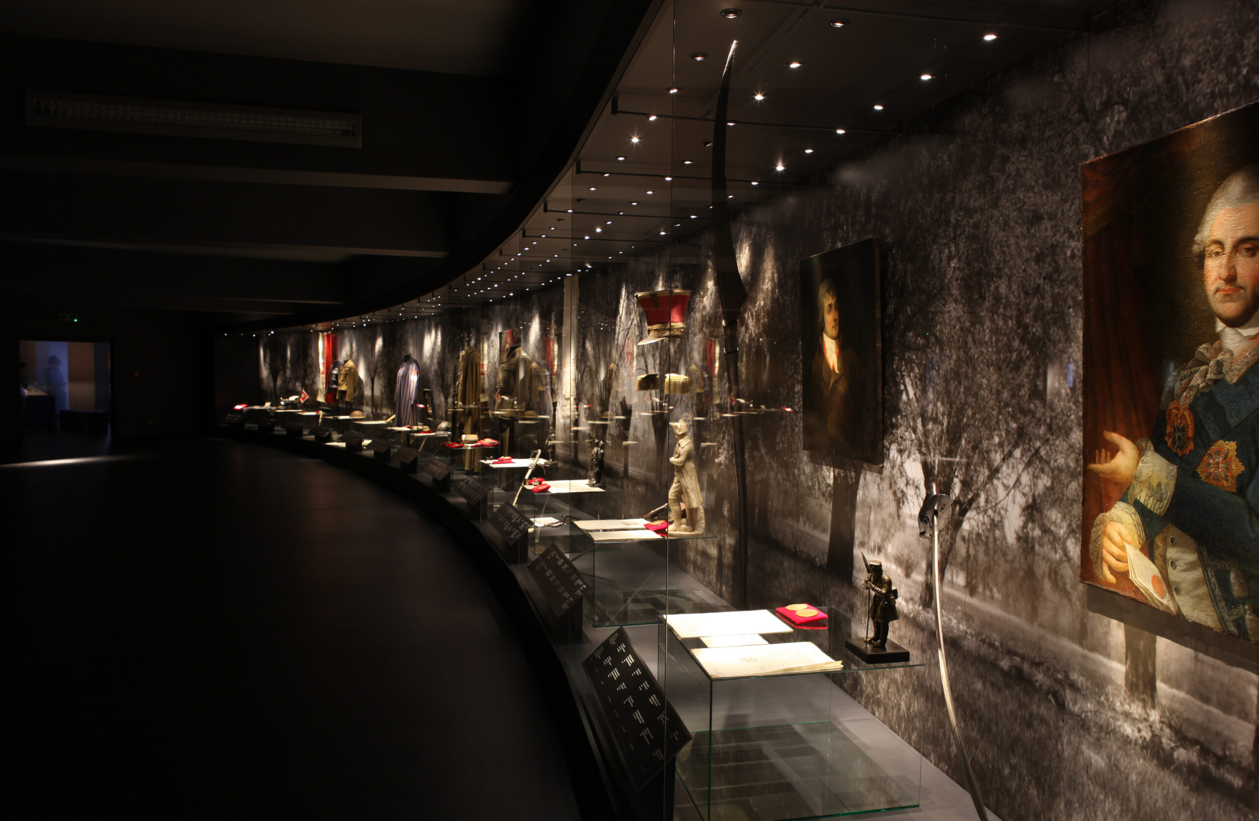 Sala Droga do niepodległości jako przykład nowoczesnej ekspozycji umożliwiającej prezentowanie i jednocześnie ochronę zbiorów Muzeum im. ks. Józefa Jarzębowskiego w Licheniu.