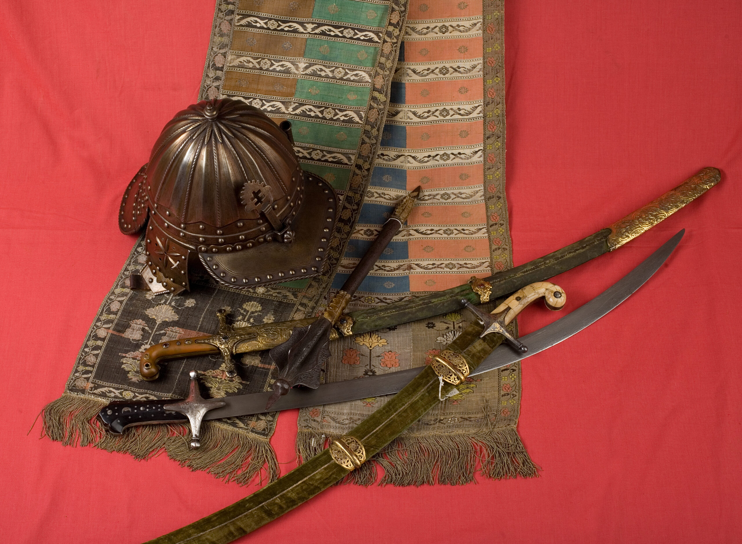 Rzeczpospolita szlachecka, szyszak. pas kontuszowy, szable, buzdygan, zbiory muzeum w Licheniu 