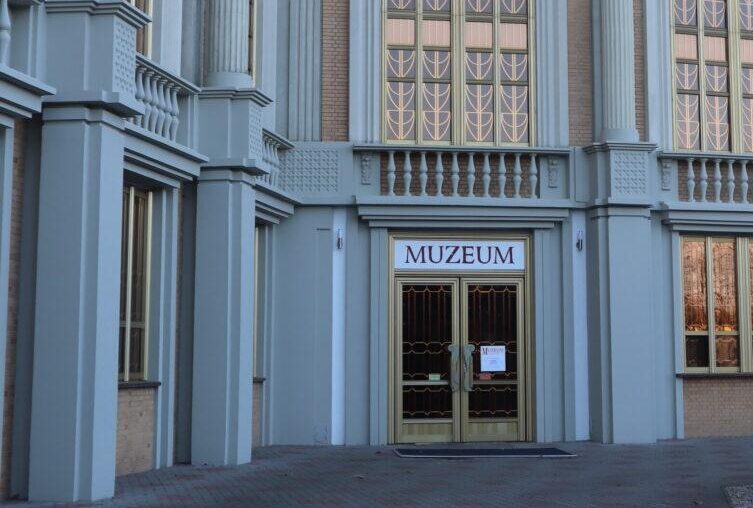 Wejście do muzeum w Licheniu - punkt startowy dla zwiedzających.